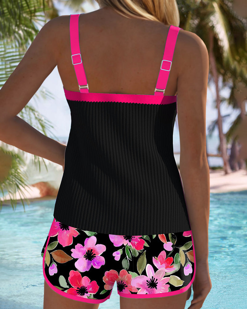 Damset med ribbad tankini och blommiga badshorts