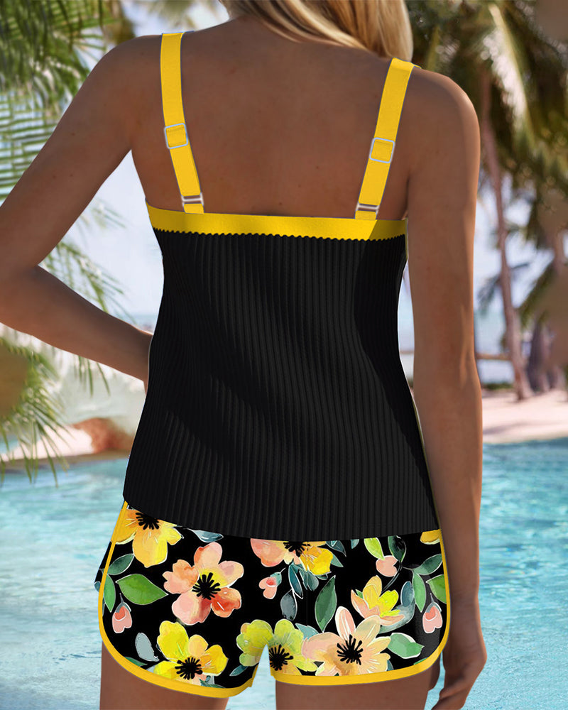 Damset med ribbad tankini och blommiga badshorts