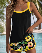 Damset med ribbad tankini och blommiga badshorts
