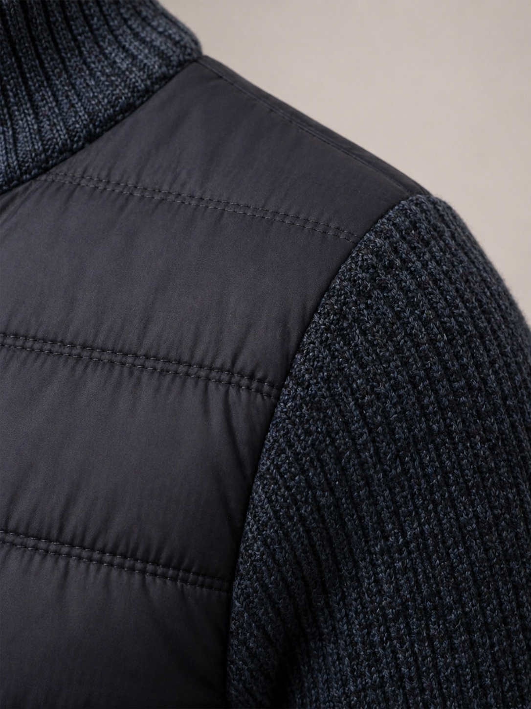 Herren-Steppjacke mit Strickärmeln und Reißverschluss