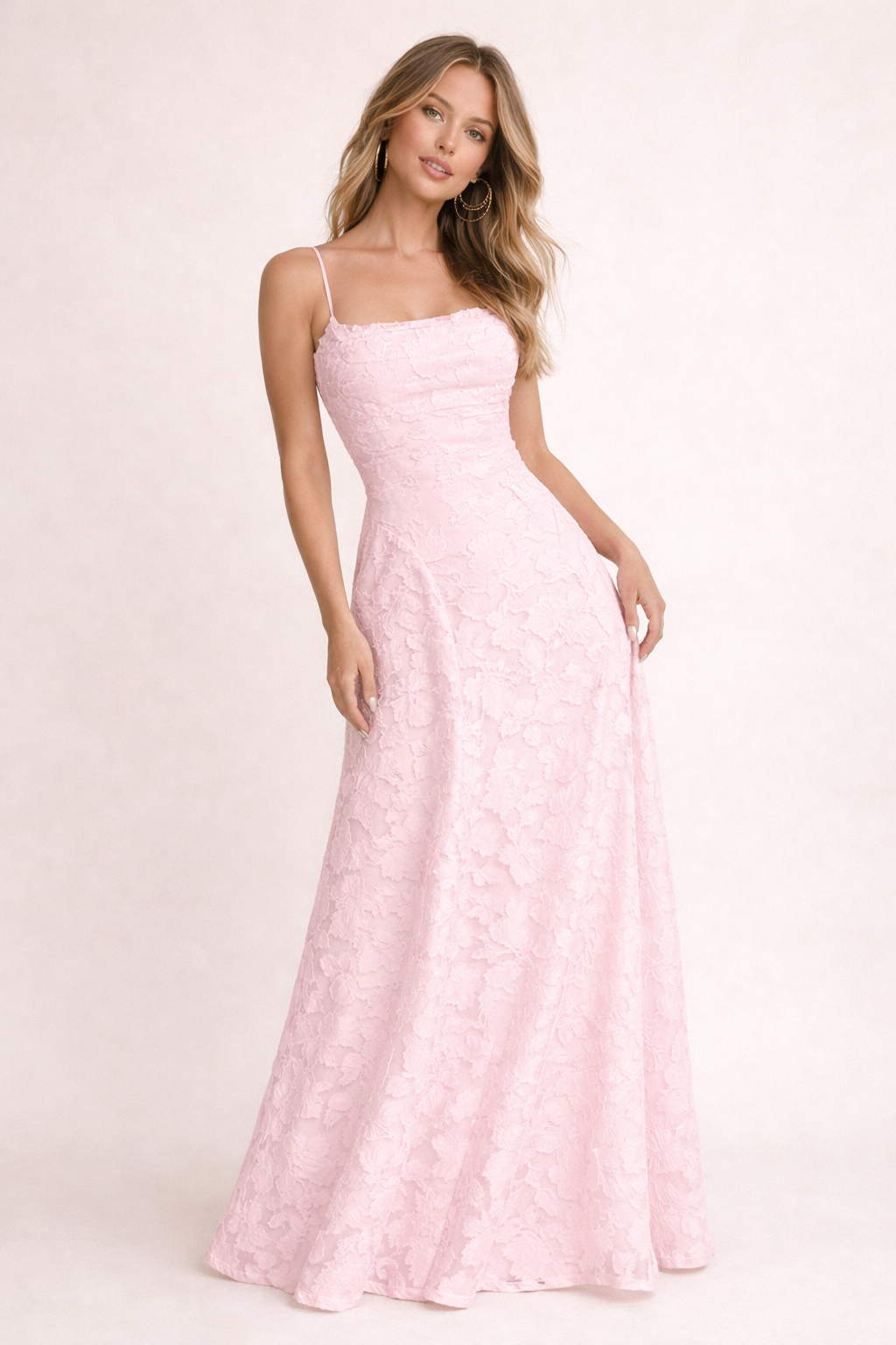 Damen Maxikleid aus floraler Spitze mit fließendem Rock und elegantem Trägerdesign