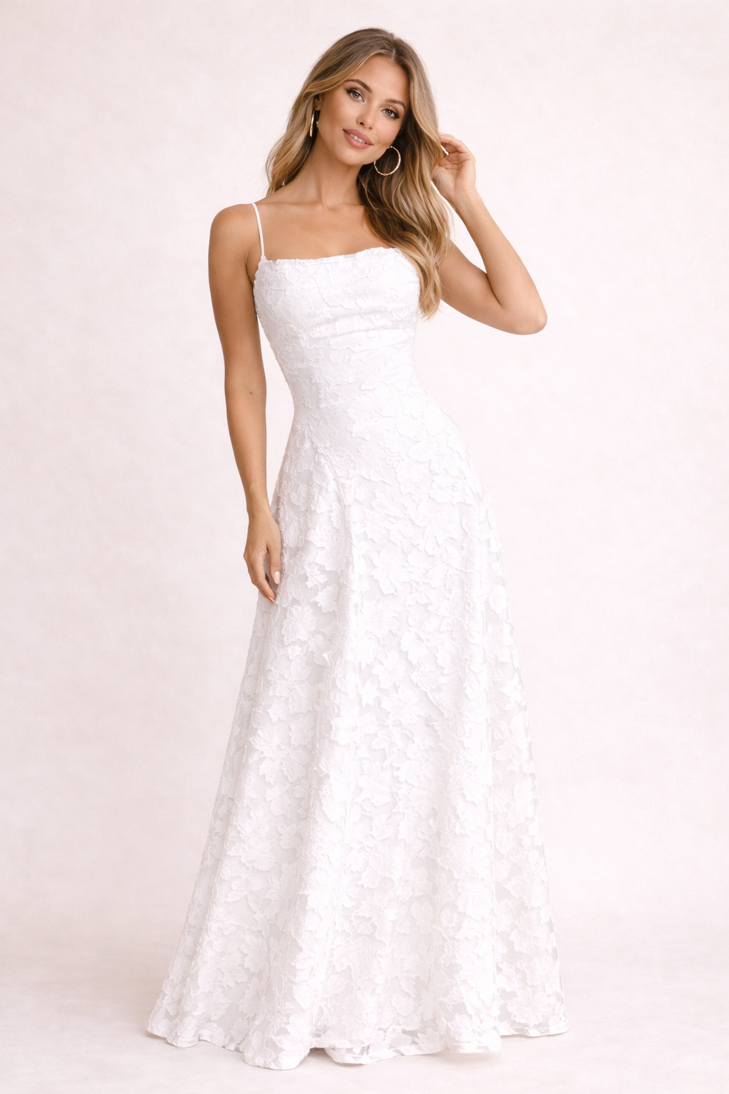 Damen Maxikleid aus floraler Spitze mit fließendem Rock und elegantem Trägerdesign