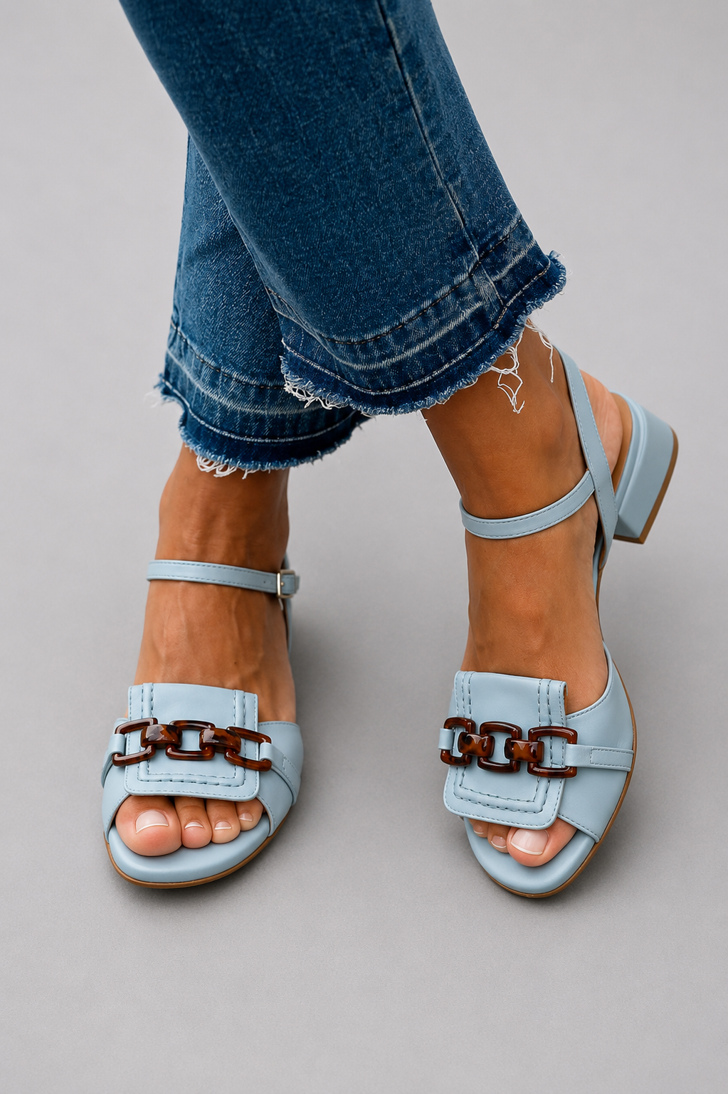 Sandales pour femmes à petit talon avec détail chaîne