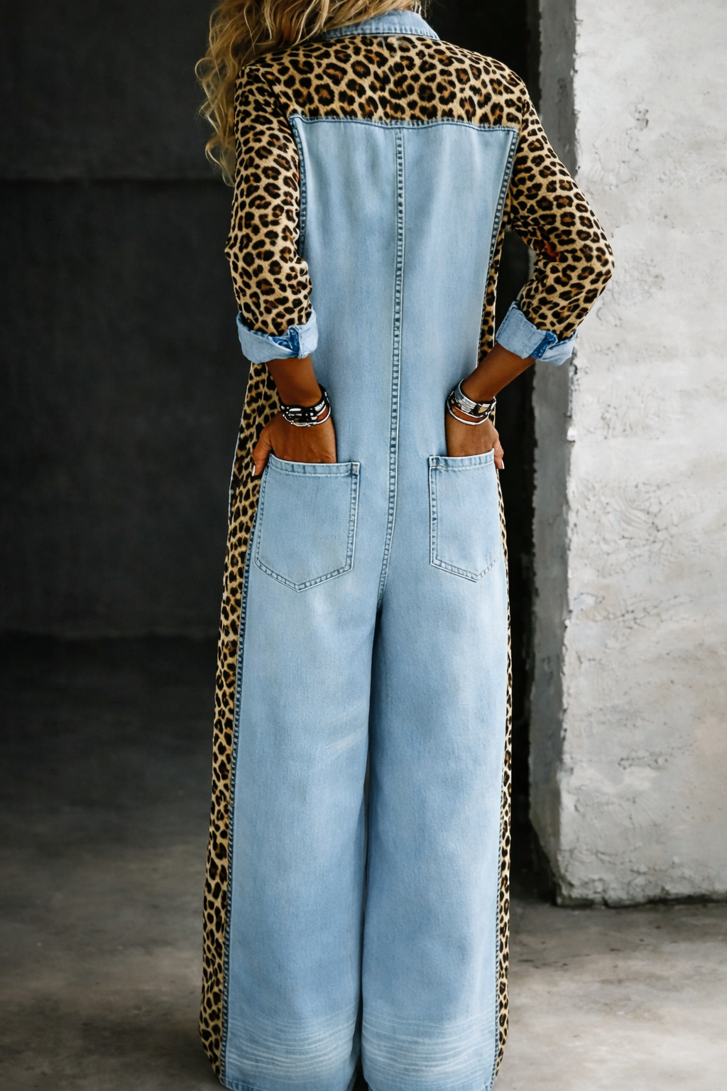 Tuta intera da donna in denim leopardato a gamba larga