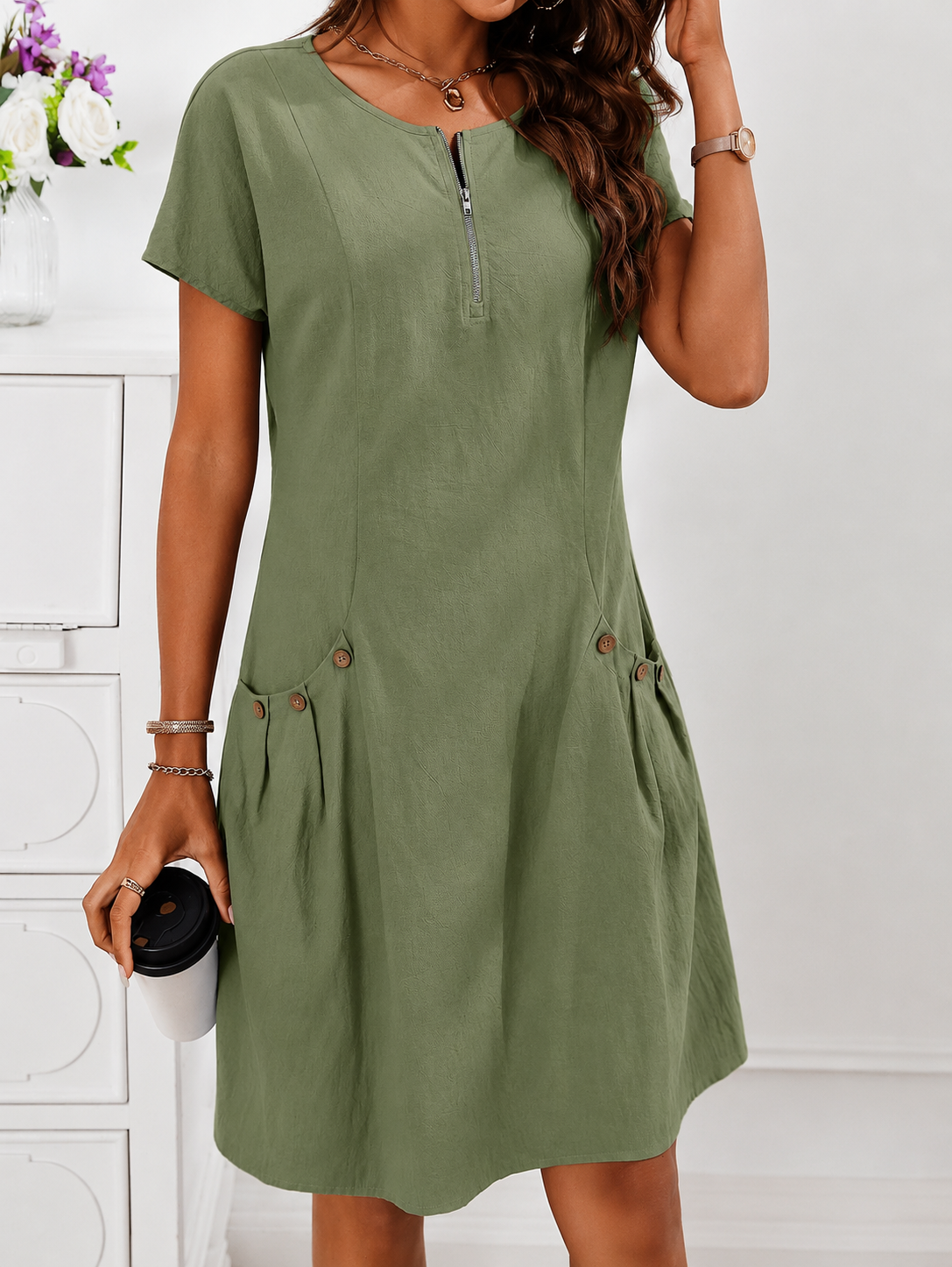 Robe droite pour femme à manches courtes avec fermeture demi-zip et détails décoratifs de poche  