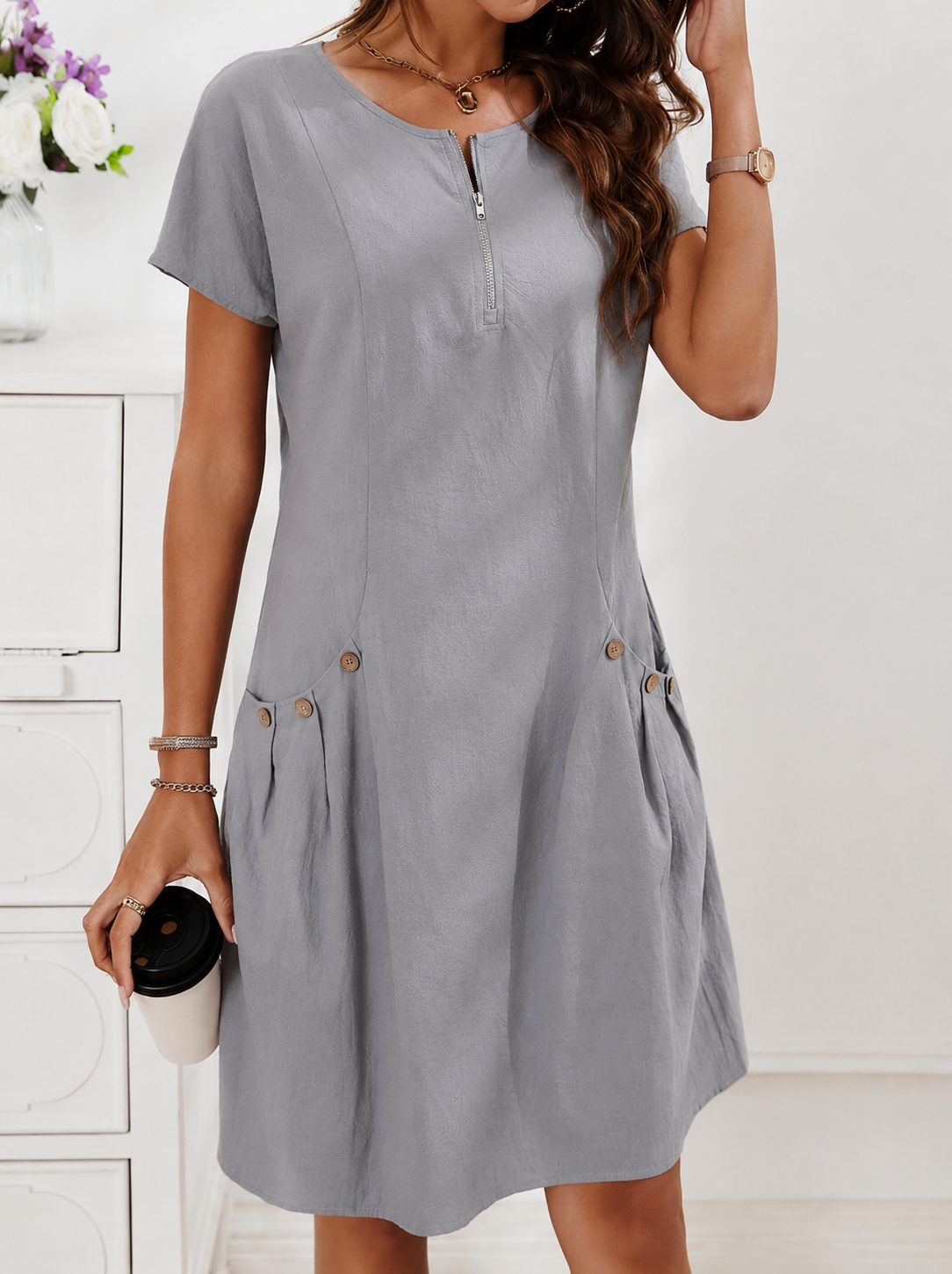 Robe droite pour femme à manches courtes avec fermeture demi-zip et détails décoratifs de poche  