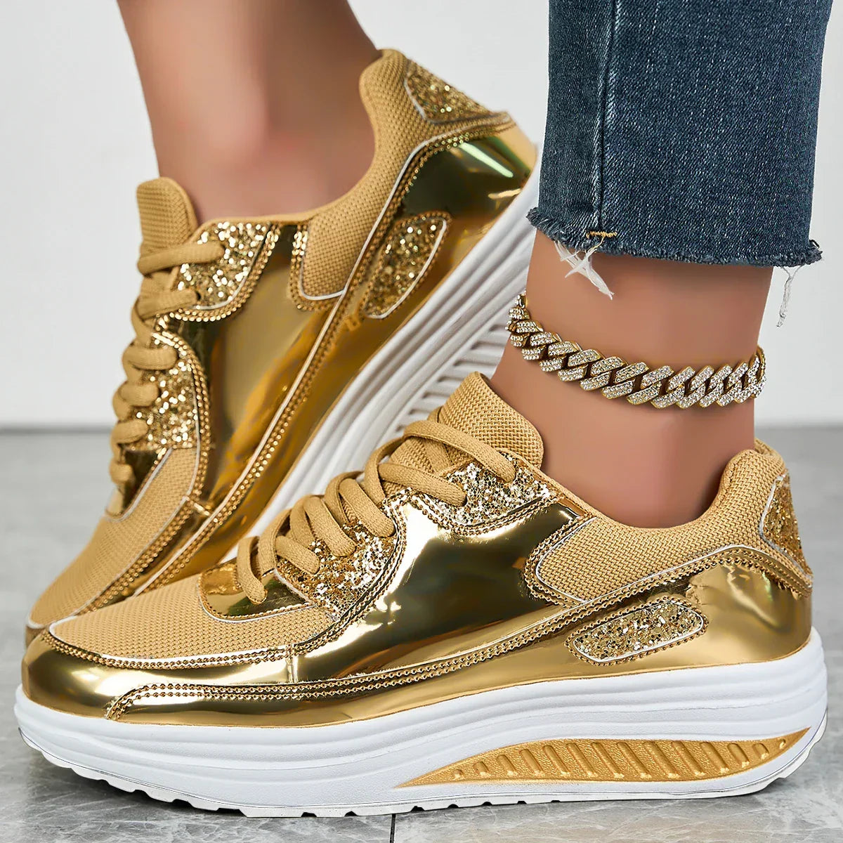 Metallic sneakers til kvinder med snørebånd, platformssål og glitrende detaljer