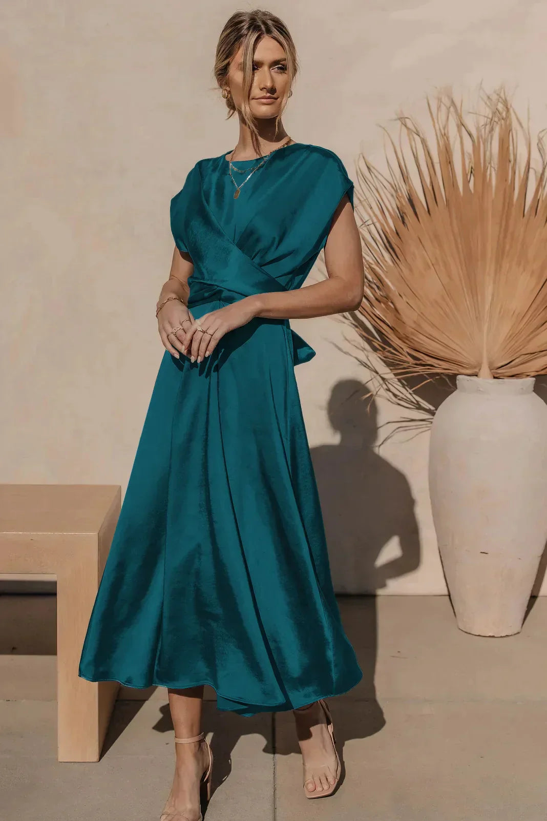 Damen Elegantes Satin-Midikleid mit fließender Silhouette und drapiertem Schnitt