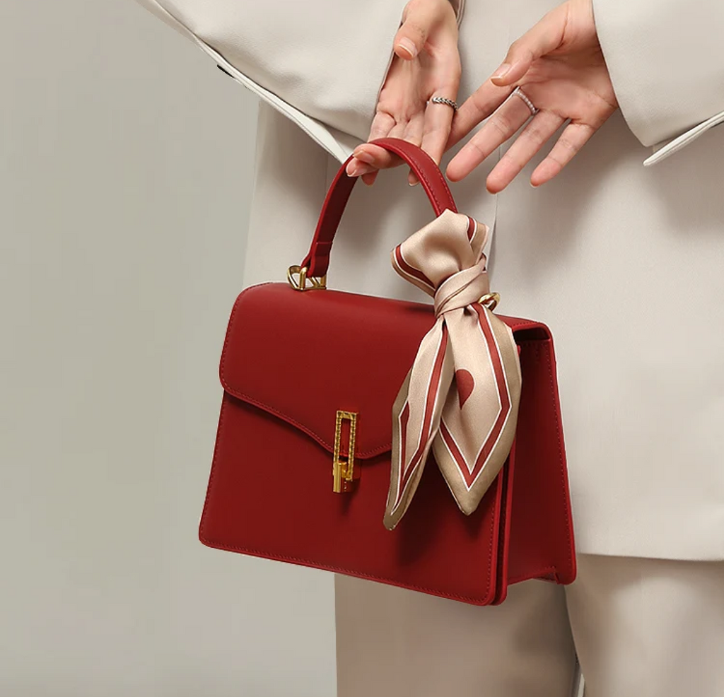 Borsa da donna strutturata con patta e manico superiore