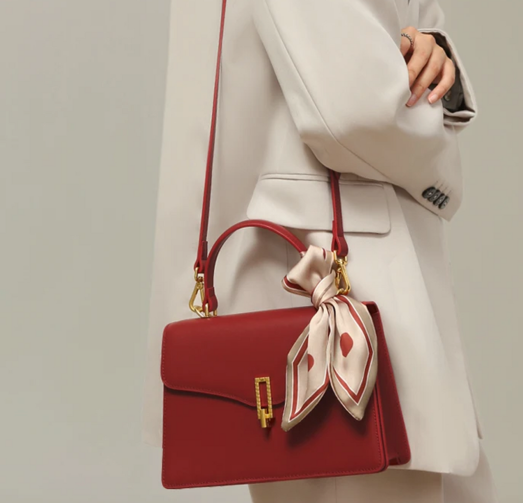 Borsa da donna strutturata con patta e manico superiore