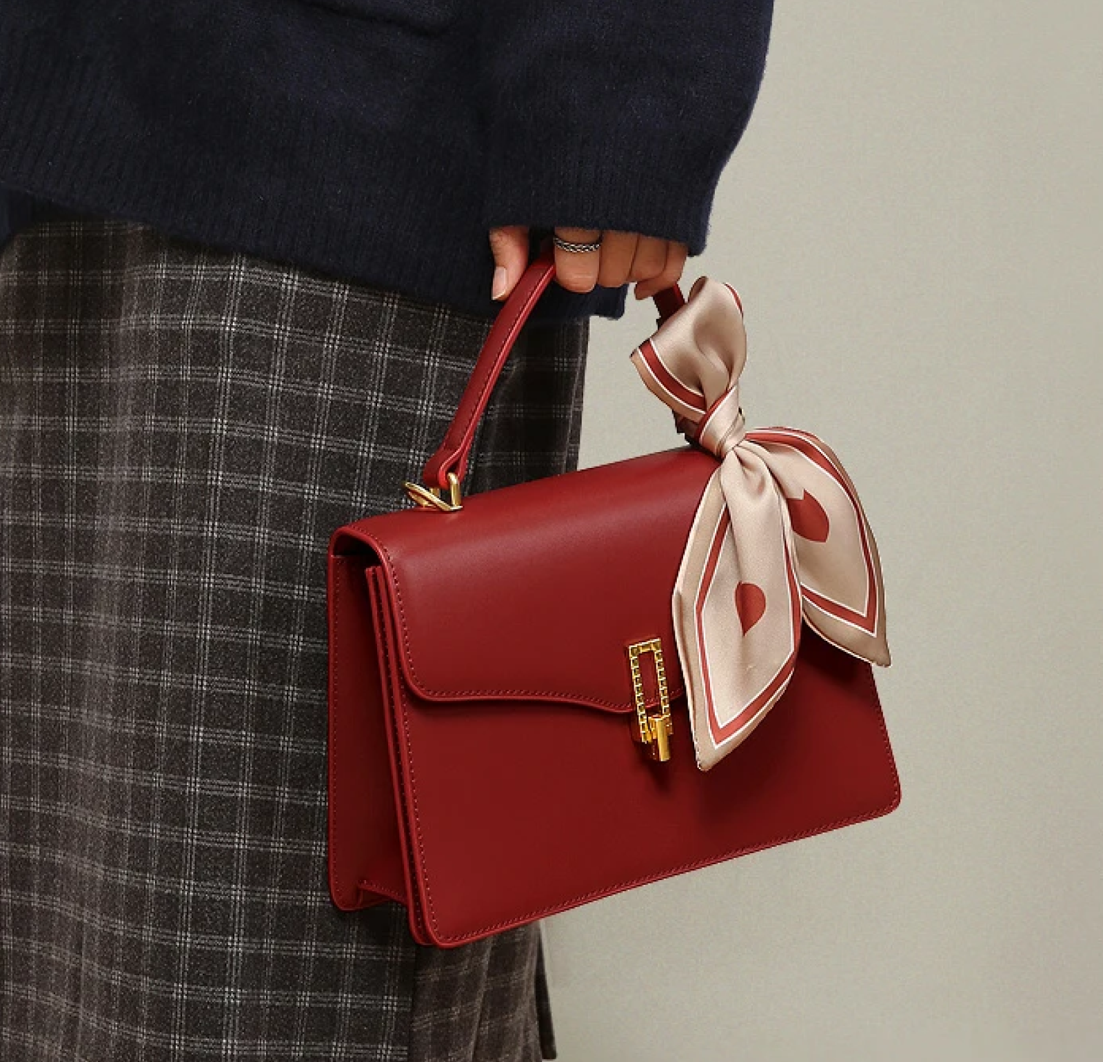 Borsa da donna strutturata con patta e manico superiore