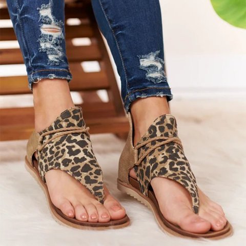 Damers leopardmönstrade sandaler med tåloop och omlottrem