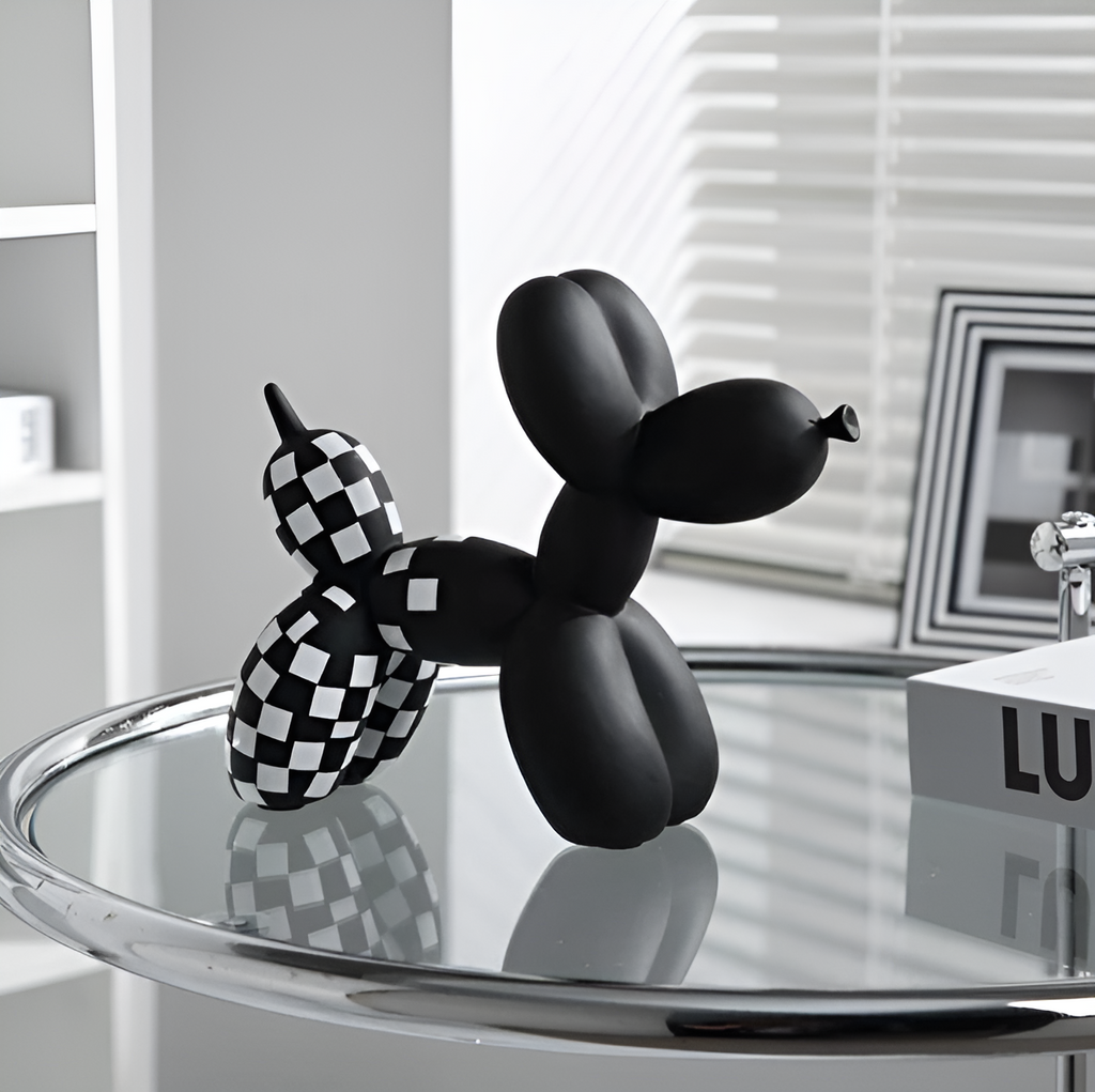 Scultura decorativa a forma di cane con palloncini