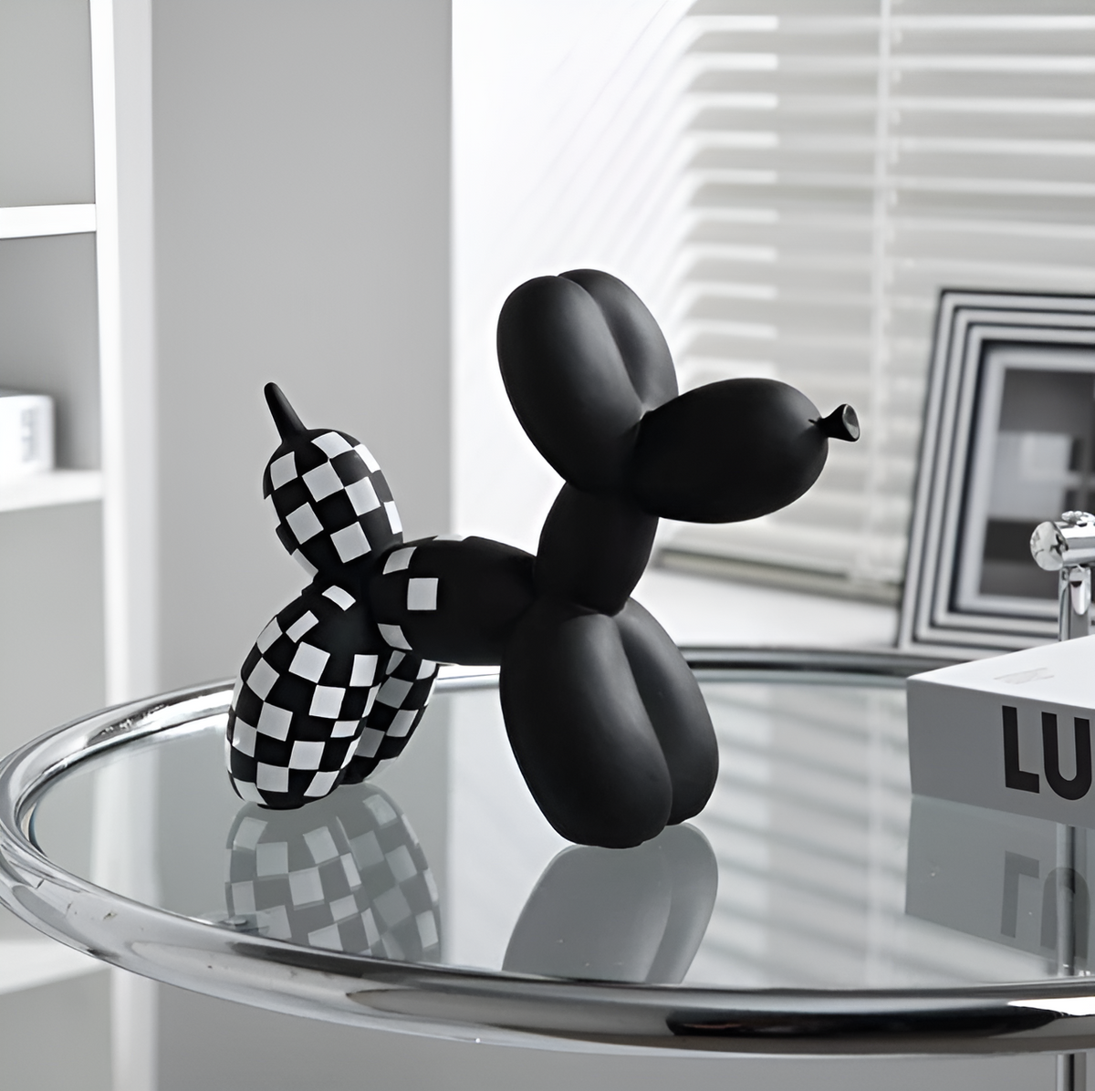 Scultura decorativa a forma di cane con palloncini