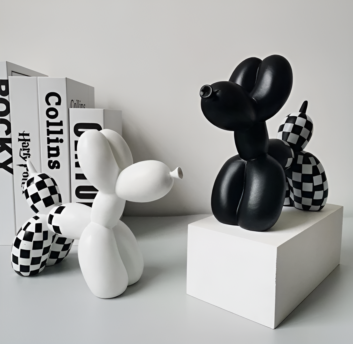 Scultura decorativa a forma di cane con palloncini