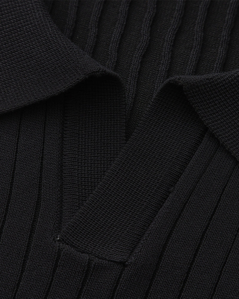 Herren-Polo mit minimalistischem Rippenstrick, vertikalem Strukturmuster und modernem, lockerem Schnitt