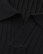 Herren-Polo mit minimalistischem Rippenstrick, vertikalem Strukturmuster und modernem, lockerem Schnitt