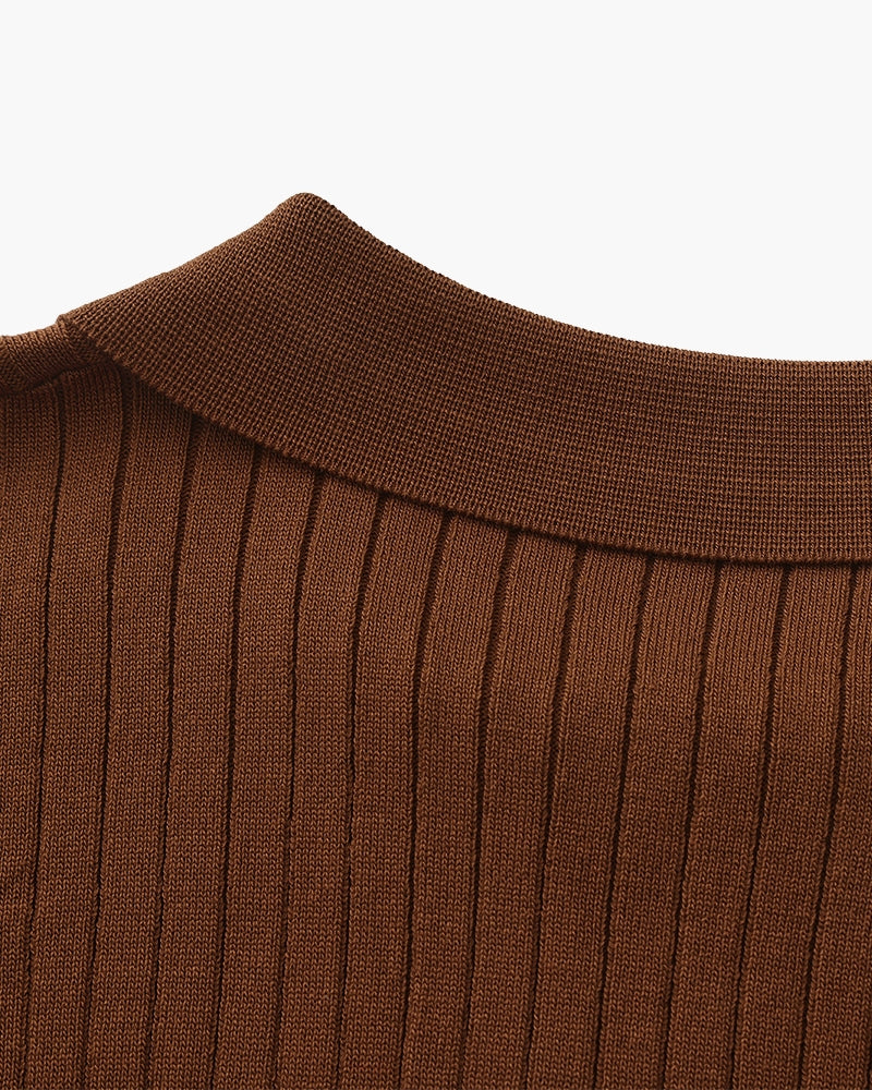 Herren-Polo mit minimalistischem Rippenstrick, vertikalem Strukturmuster und modernem, lockerem Schnitt