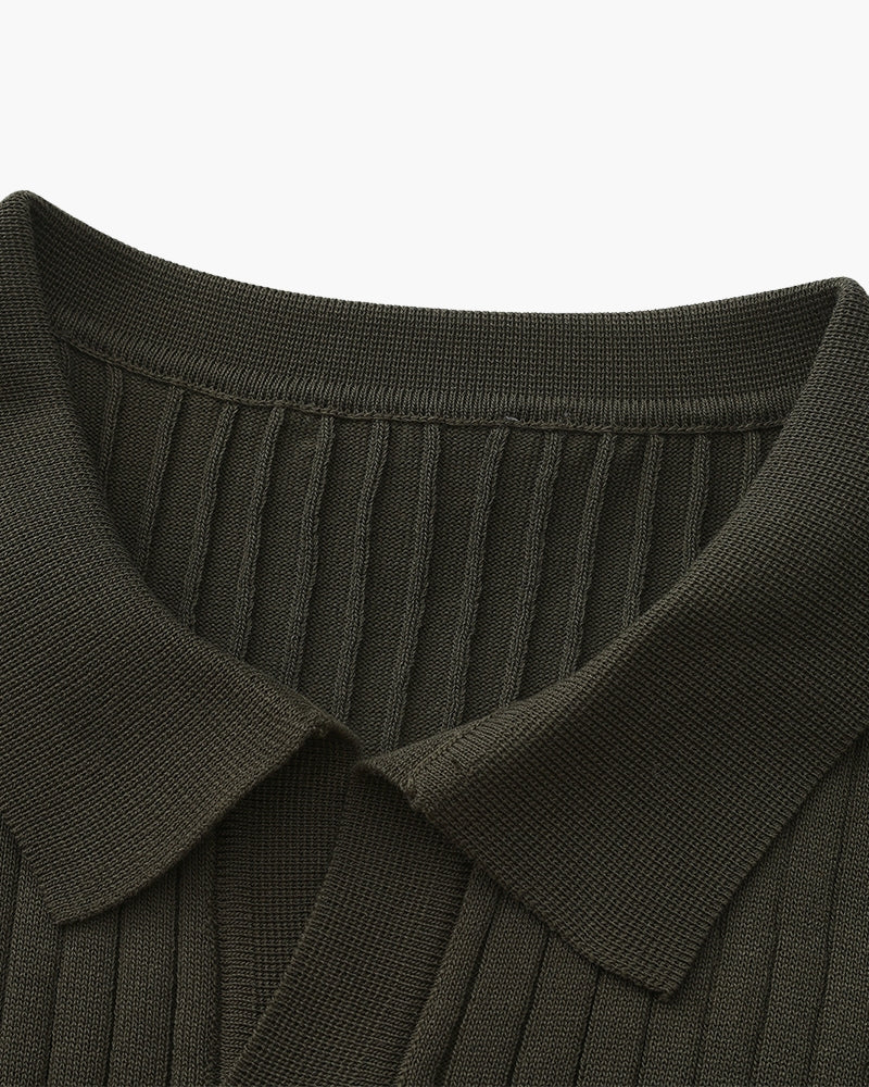 Herren-Polo mit minimalistischem Rippenstrick, vertikalem Strukturmuster und modernem, lockerem Schnitt
