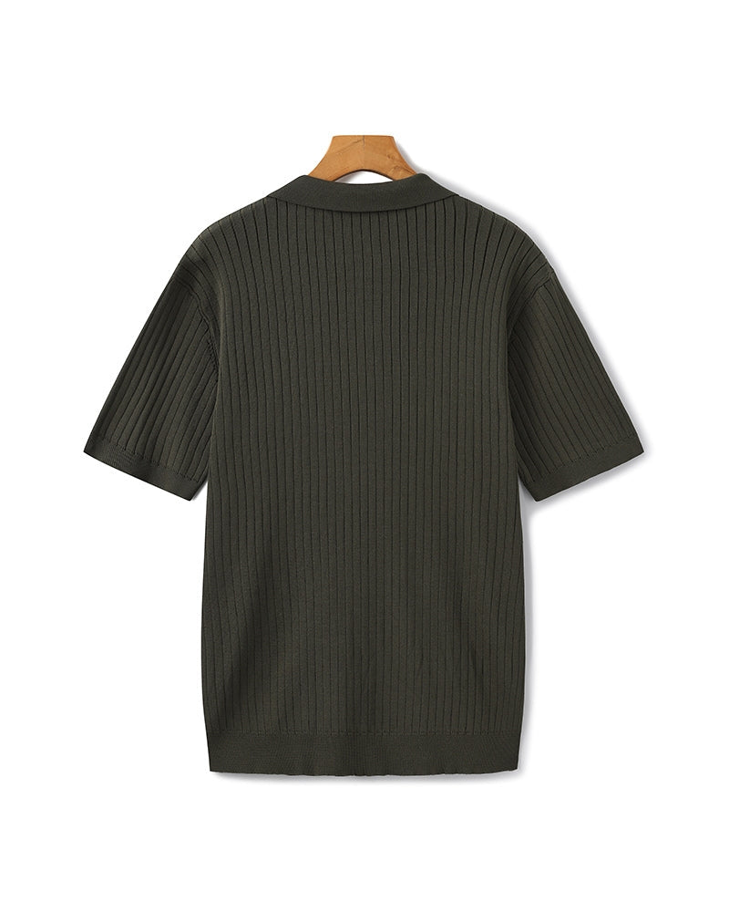 Herren-Polo mit minimalistischem Rippenstrick, vertikalem Strukturmuster und modernem, lockerem Schnitt