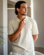Herren-Polo mit minimalistischem Rippenstrick, vertikalem Strukturmuster und modernem, lockerem Schnitt