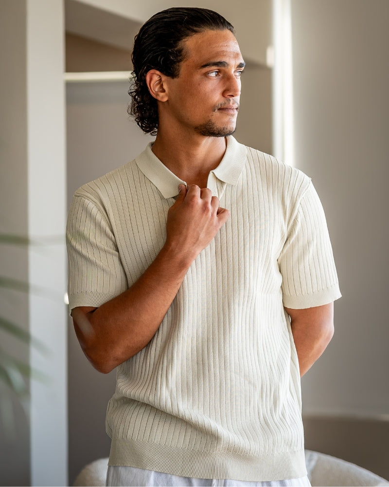 Herren-Polo mit minimalistischem Rippenstrick, vertikalem Strukturmuster und modernem, lockerem Schnitt