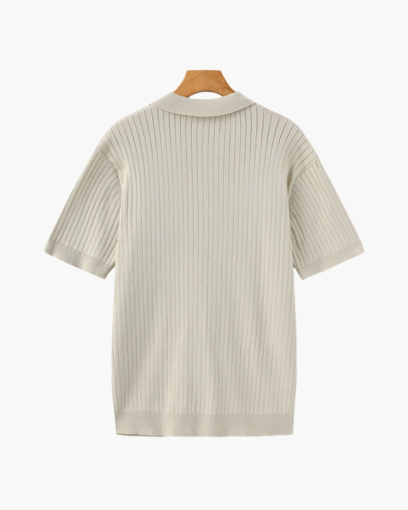 Herren-Polo mit minimalistischem Rippenstrick, vertikalem Strukturmuster und modernem, lockerem Schnitt