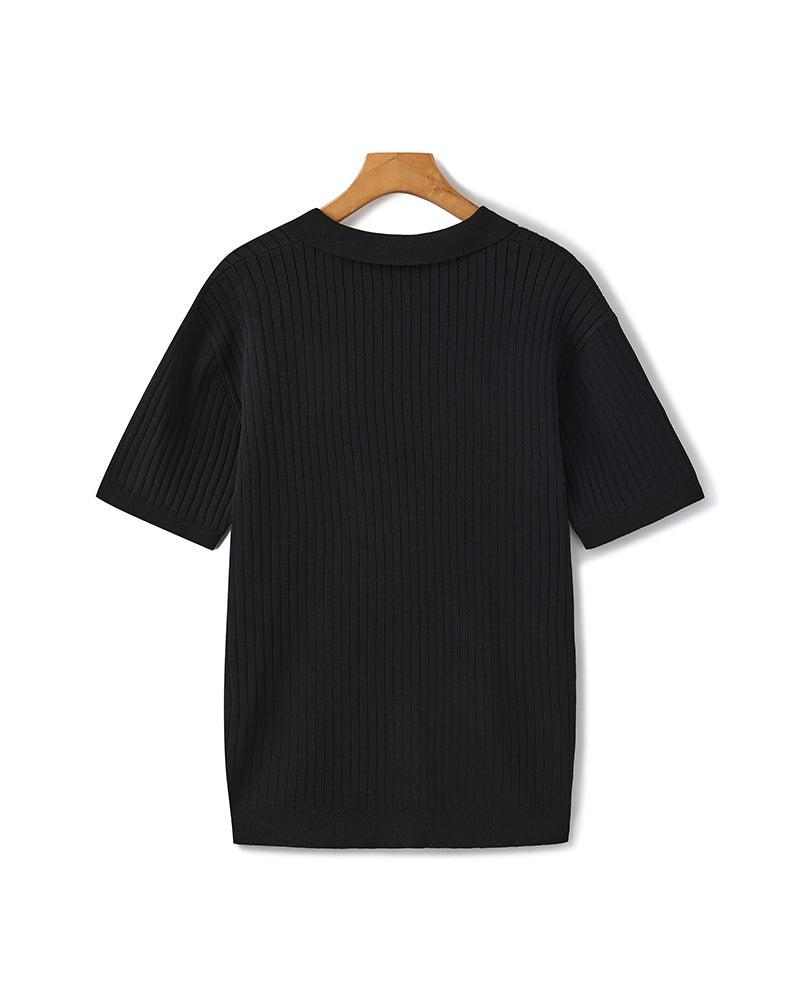Herren-Polo mit minimalistischem Rippenstrick, vertikalem Strukturmuster und modernem, lockerem Schnitt