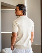Herren-Polo mit minimalistischem Rippenstrick, vertikalem Strukturmuster und modernem, lockerem Schnitt