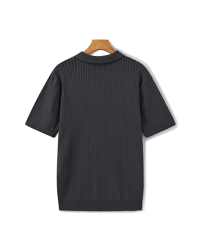 Herren-Polo mit minimalistischem Rippenstrick, vertikalem Strukturmuster und modernem, lockerem Schnitt