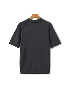 Herren-Polo mit minimalistischem Rippenstrick, vertikalem Strukturmuster und modernem, lockerem Schnitt
