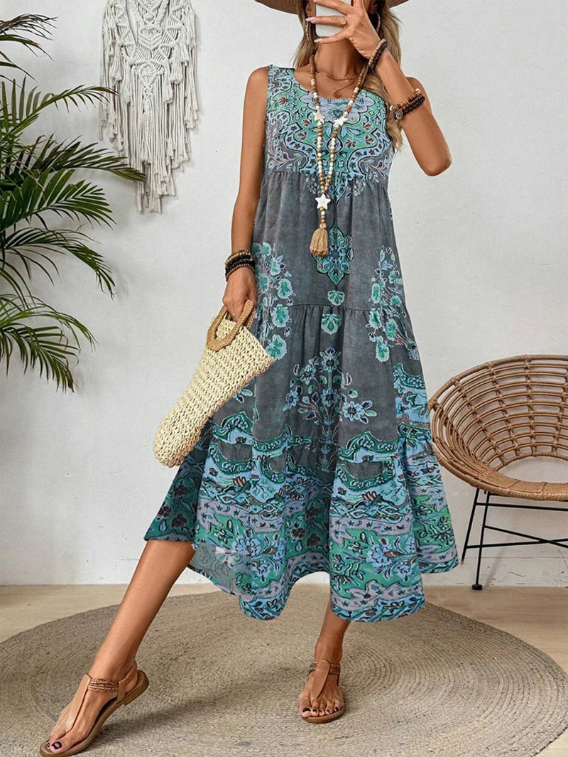 Damklänning i boho-stil utan ärmar med lager på lager och blommönster, midi-längd