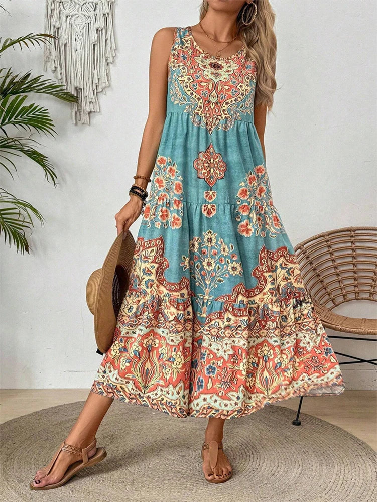 Damklänning i boho-stil utan ärmar med lager på lager och blommönster, midi-längd