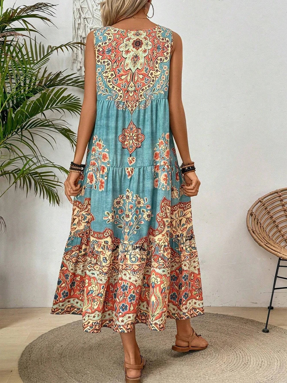 Damklänning i boho-stil utan ärmar med lager på lager och blommönster, midi-längd