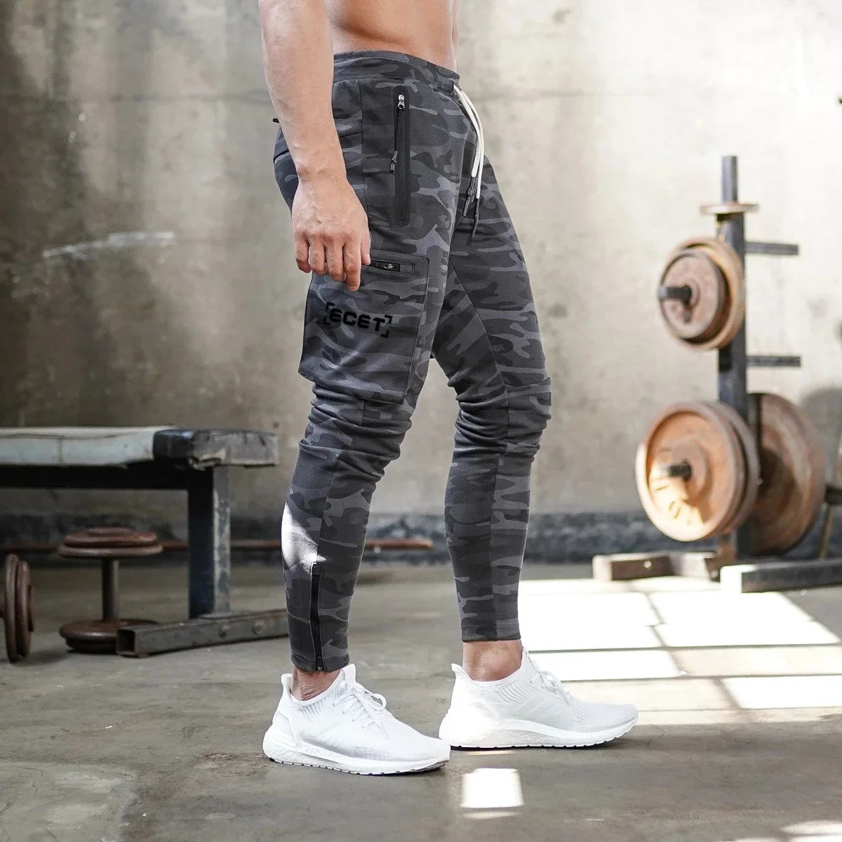 Herren Camouflage Cargo Jogginghose mit Reißverschlusstaschen Details