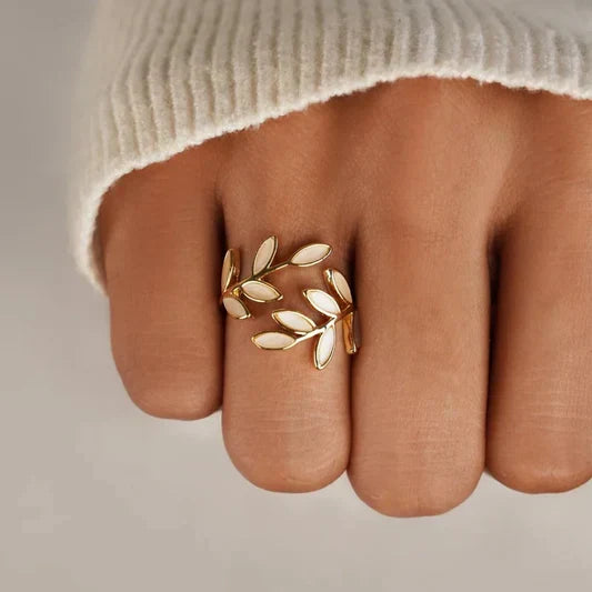 Bred ring med bladmotiv i guldfarve til kvinder