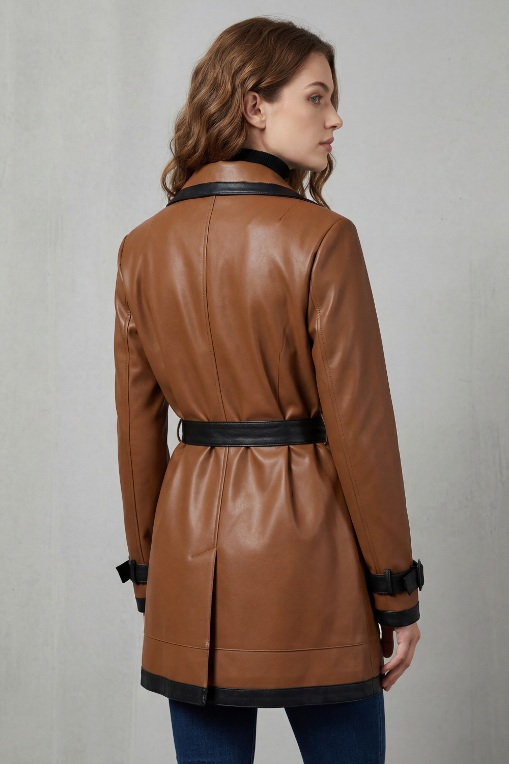 Gabardina de mujer con cinturón y ribete en contraste