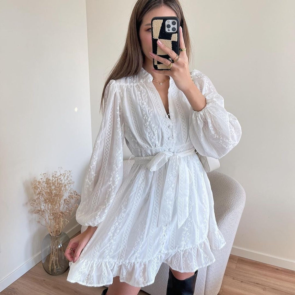 Besticktes Damenminikleid mit Bindegürtel und fließendem, lockerem Schnitt