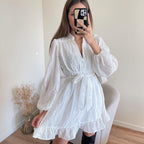 Besticktes Damenminikleid mit Bindegürtel und fließendem, lockerem Schnitt