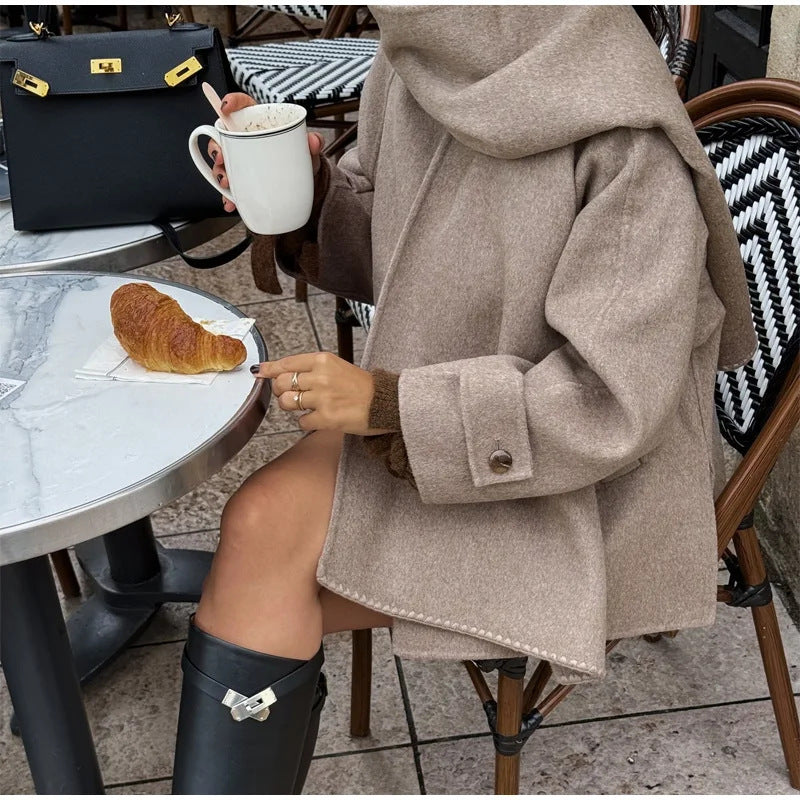 Damski płaszcz zapinany na guziki z kołnierzem szalikowym