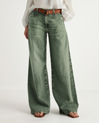 Damenjeans mit weitem Bein und Waschung