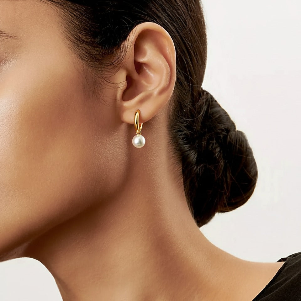 Damskie kolczyki kółka typu huggie w złotym kolorze z perłami
