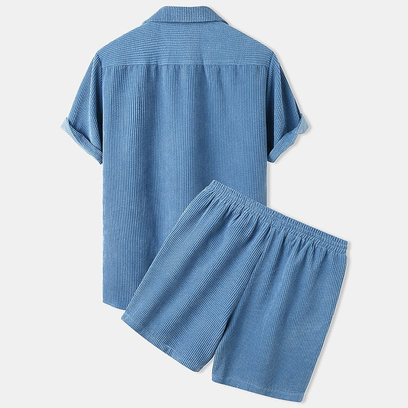 Herresæt med tekstureret skjorte med knapper foran og shorts