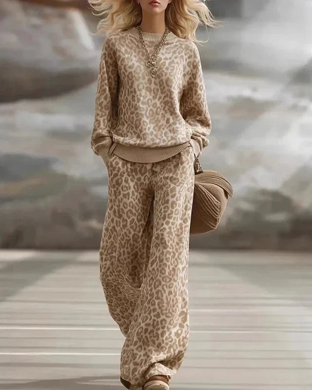 Completo da donna con pantaloni a gamba larga con stampa leopardata