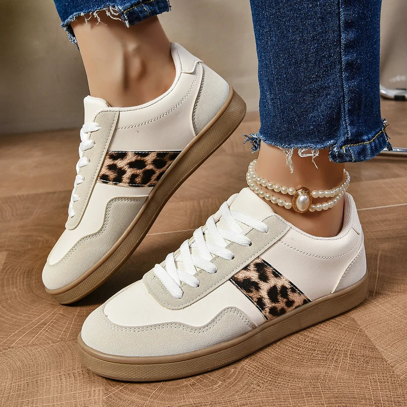 Damskie sneakersy casualowe z modnym panelem dekoracyjnym