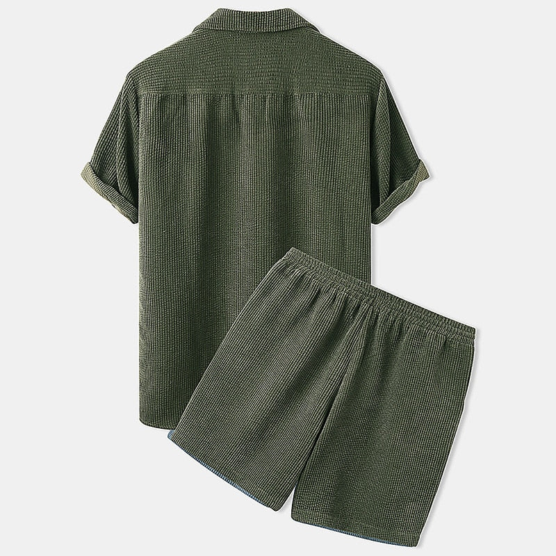 Herresæt med tekstureret skjorte med knapper foran og shorts