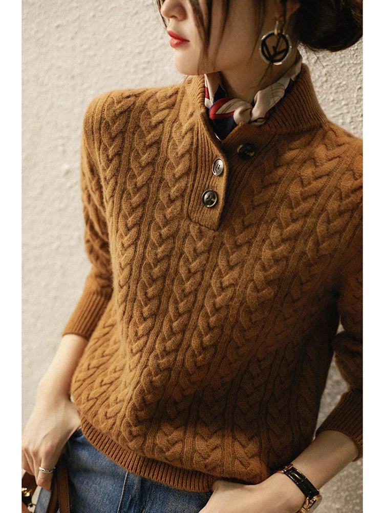 Kvinders kabelstrikkede sweater med knaplukning i halsen
