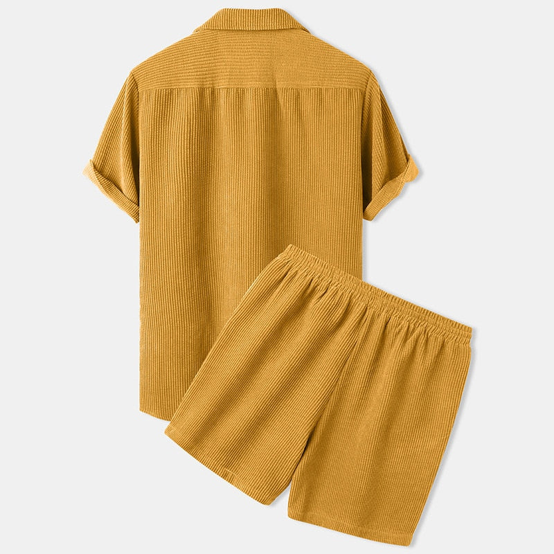 Herresæt med tekstureret skjorte med knapper foran og shorts