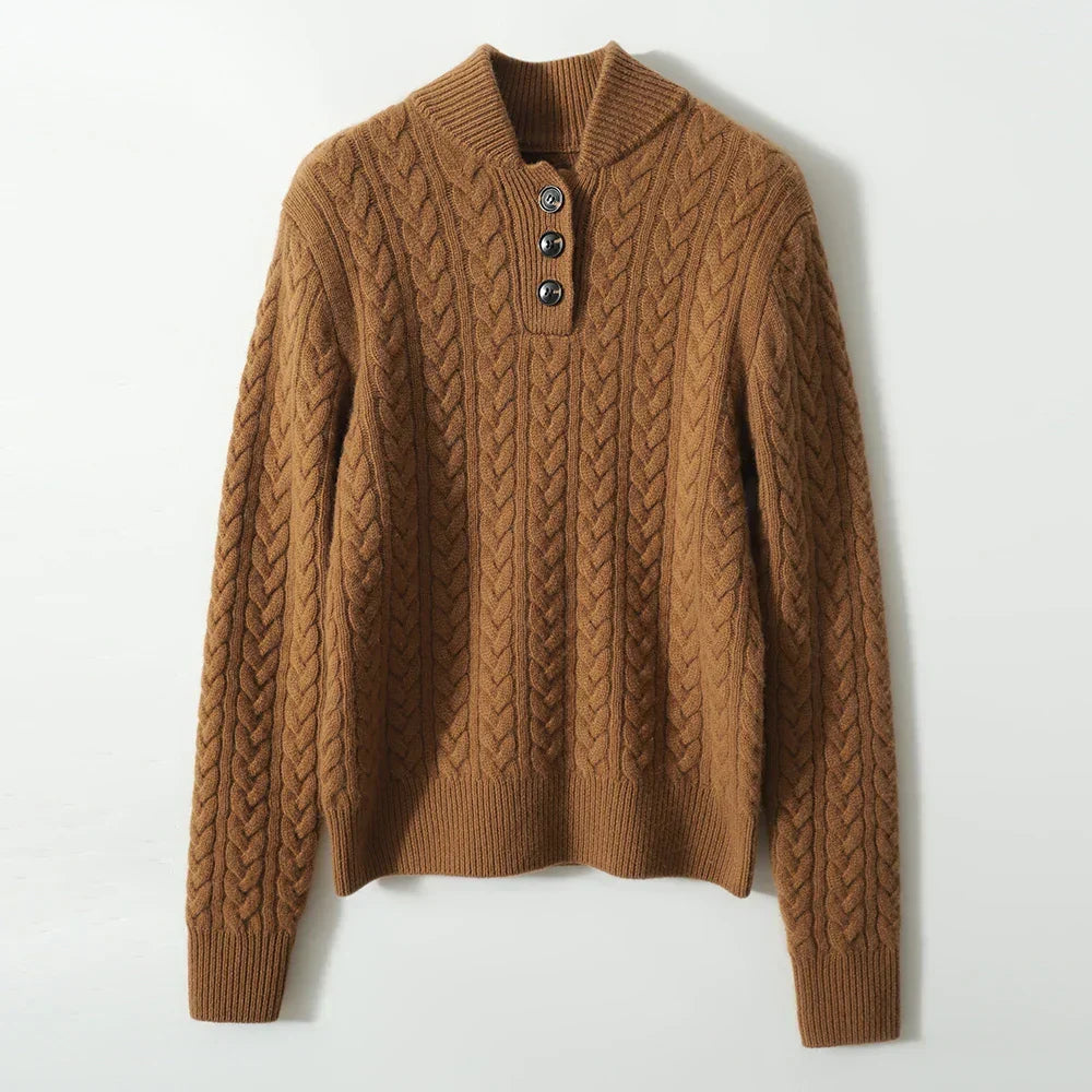 Kvinders kabelstrikkede sweater med knaplukning i halsen