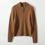 Kvinders kabelstrikkede sweater med knaplukning i halsen